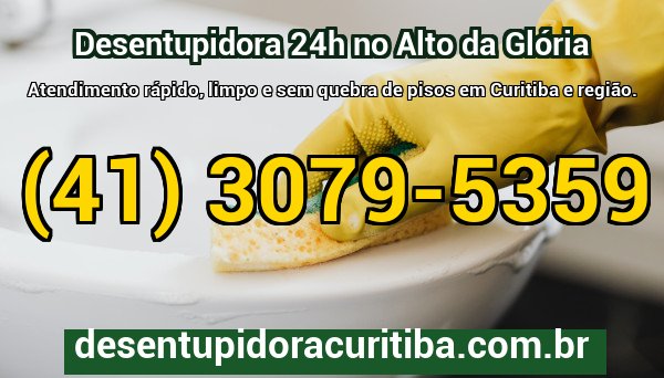 Técnico da Desentupidora Curitiba desentupindo pia de cozinha em residência no bairro Alto da Glória com equipamento profissional
