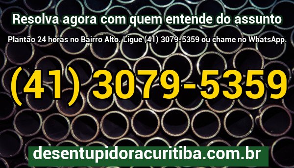 Equipe da Desentupidora Curitiba finalizando serviço de desentupimento de esgoto em imóvel no Bairro Alto