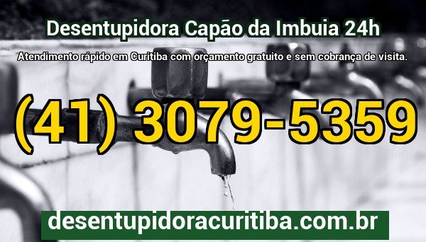 Técnico da Desentupidora Curitiba desentupindo ralo com equipamento profissional em residência no Capão da Imbuia