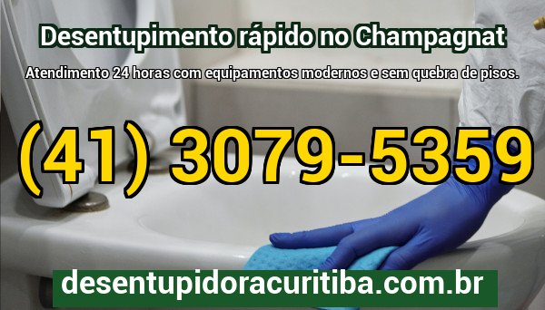 Técnico da Desentupidora Curitiba desentupindo pia de cozinha em residência do bairro Champagnat com equipamento profissional