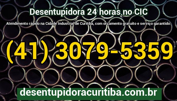 Técnico da Desentupidora Curitiba realizando desentupimento com equipamento profissional no bairro CIC