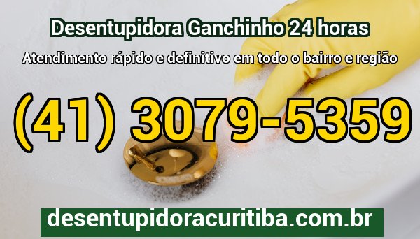Técnico da Desentupidora Curitiba atendendo chamado emergencial no bairro Ganchinho com equipamento profissional de desentupimento