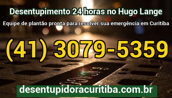Técnico da Desentupidora Hugo Lange realizando hidrojateamento em tubulação de esgoto no bairro em Curitiba