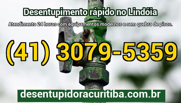 Equipe da Desentupidora Curitiba em atendimento no bairro Lindóia, em Curitiba, com caminhão e equipamentos de desentupimento