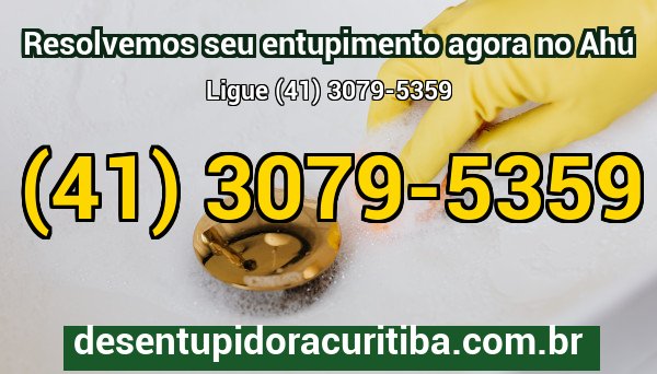 Equipe da Desentupidora Curitiba preparada para atendimento no bairro Ahú com caminhão e equipamentos