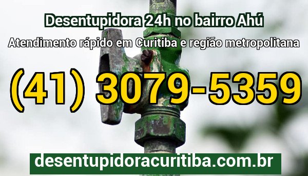 Técnico da Desentupidora Curitiba desentupindo pia de cozinha em residência no bairro Ahú com equipamento profissional