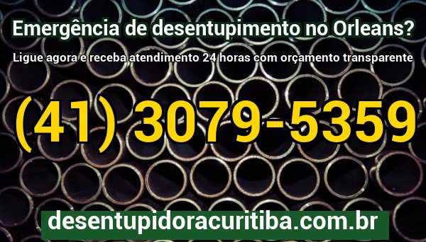 Técnico da Desentupidora Orleans realizando desentupimento de rede de esgoto em Curitiba com equipamento profissional