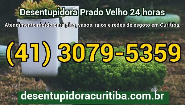 Equipe da Desentupidora Prado Velho em Curitiba com equipamento profissional de desentupimento