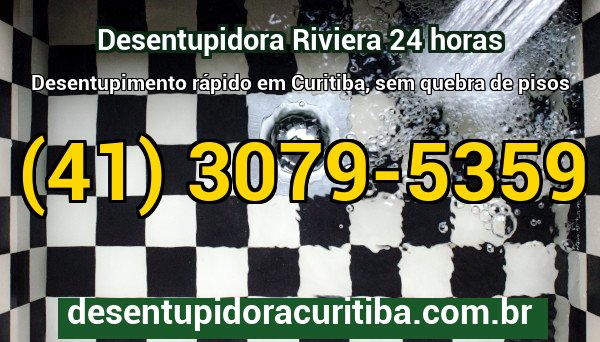 Técnico da Desentupidora Riviera em Curitiba realizando desentupimento de esgoto com equipamento profissional