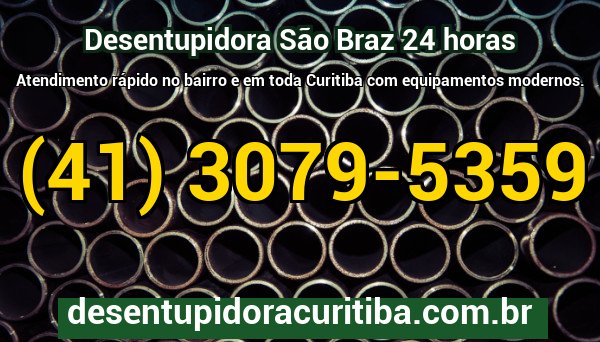 Técnico da Desentupidora São Braz realizando desentupimento de esgoto com equipamento profissional em Curitiba
