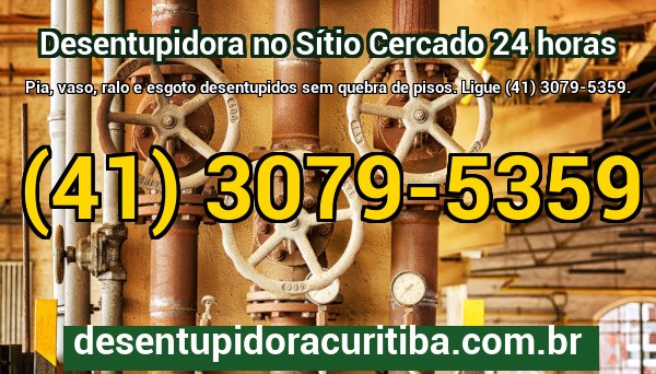 Equipe da Desentupidora Curitiba realizando desentupimento de esgoto em residência no bairro Sítio Cercado, em Curitiba