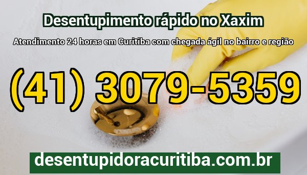 Técnico da Desentupidora Xaxim em Curitiba realizando desentupimento de pia com equipamento profissional