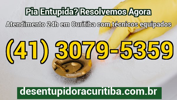 Técnico da Desentupidora Curitiba utilizando equipamento profissional de hidrojateamento para desentupir pia de cozinha