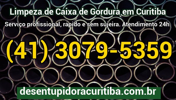 Técnico da Desentupidora Curitiba realizando limpeza profissional de caixa de gordura com equipamento de sucção em residência