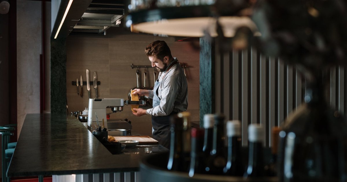 Caixa de gordura em restaurante: vigilância sanitária, frequência e prevenção