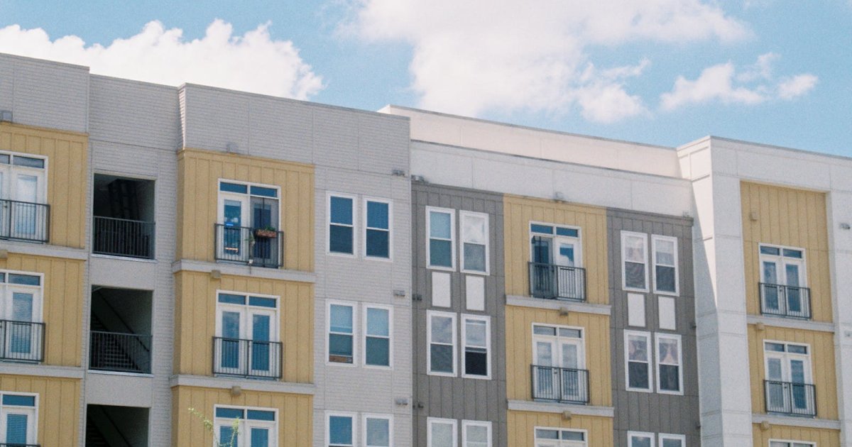 Hidrojateamento em prédios comerciais e shoppings: por que é diferente do residencial