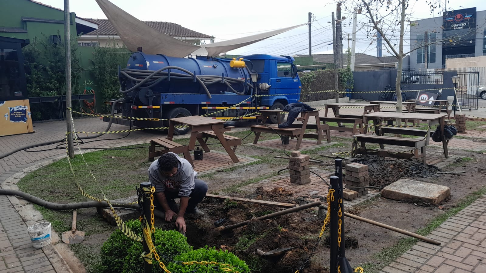 Equipe Desentupidora Curitiba em atendimento